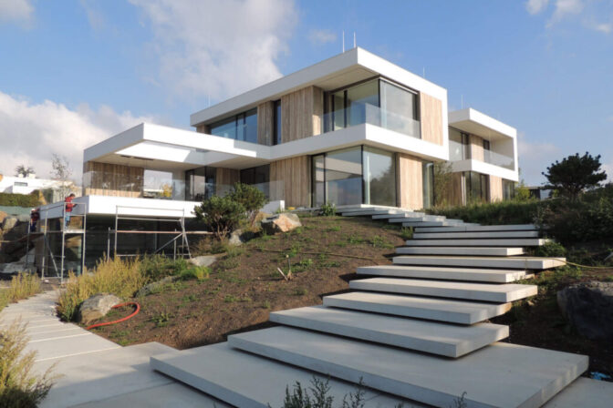 Velkoformátové schodiště a dlažba pro luxusní vilu v Praze – Troji